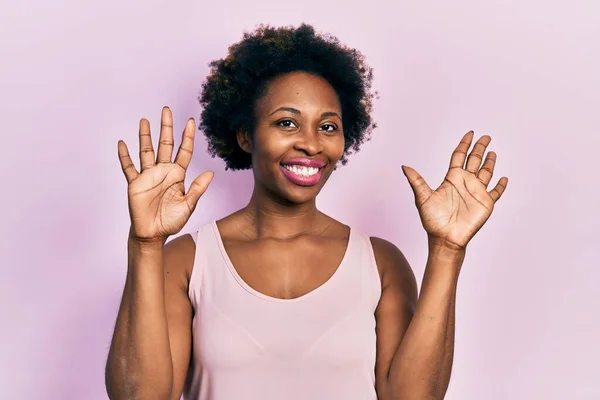 Young African American Woman Wearing Casual Sleeveless Shirt Showing Pointing — Fotografia de Stock