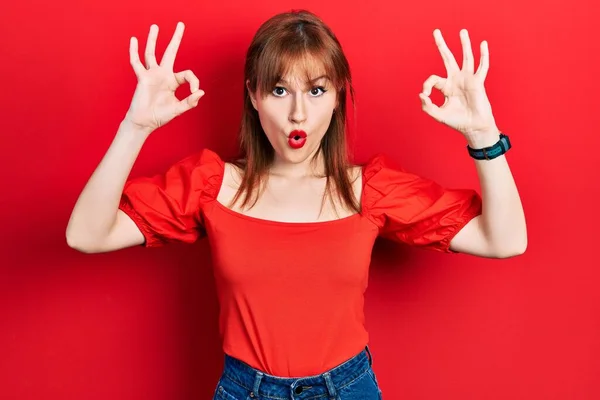 Ruiva Jovem Mulher Vestindo Casual Camiseta Vermelha Olhando Surpreso Chocado — Fotografia de Stock