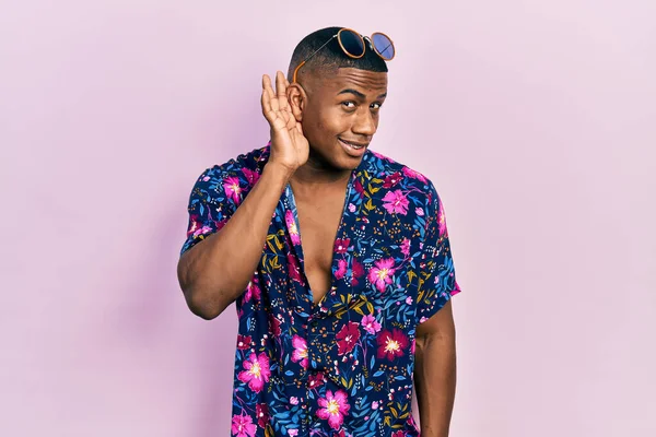 Young Black Man Wearing Hawaiian Shirt Sunglasses Smiling Hand Ear — Fotografia de Stock