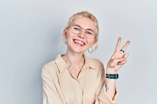 Beautiful Caucasian Woman Blond Hair Wearing Casual Look Glasses Smiling — Stok fotoğraf