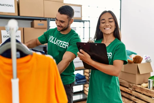 Ung Latin Volontär Par Ler Glad Innehav Urklipp Välgörenhetscenter — Stockfoto