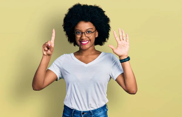Joven Mujer Afroamericana Vistiendo Camiseta Blanca Casual Mostrando Señalando Con — Foto de Stock