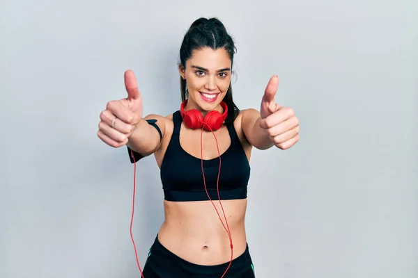 Menina Hispânica Jovem Vestindo Roupas Ginástica Usando Fones Ouvido Aprovando — Fotografia de Stock