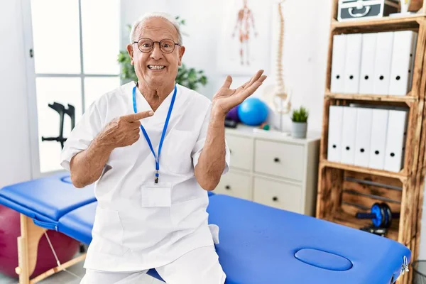 Senior Physiotherapy Man Working Pain Recovery Clinic Amazed Smiling Camera — Stok fotoğraf