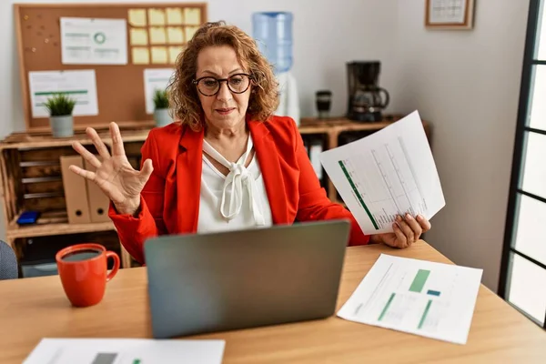 Edad Media Mujer Negocios Caucásica Teniendo Videollamada Trabajando Oficina —  Fotos de Stock