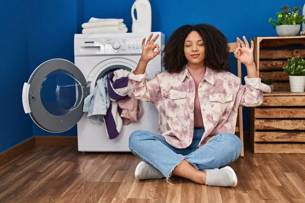 Young African American Woman Sitting Floor Doing Laundry Relax Smiling — Fotografia de Stock
