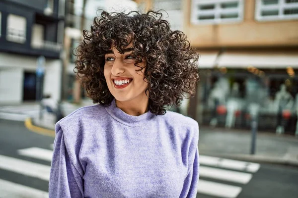 Joven Mujer Oriente Medio Sonriendo Confiado Calle — Foto de Stock
