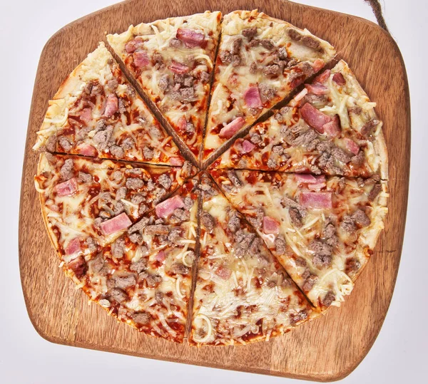 Jednoduché Grilování Italská Pizza Dřevěném Stole Izolované Přes Bílé Pozadí — Stock fotografie