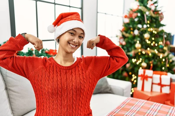 Young Hispanic Woman Short Hair Wearing Christmas Hat Sitting Sofa — Fotografia de Stock