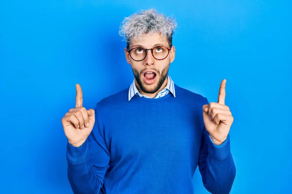 Young Hispanic Man Modern Dyed Hair Wearing Sweater Glasses Amazed — Stok fotoğraf