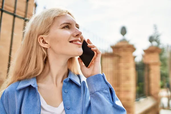 Genç Sarışın Kadın Güneşli Bir Günde Telefonda Konuşuyor — Stok fotoğraf