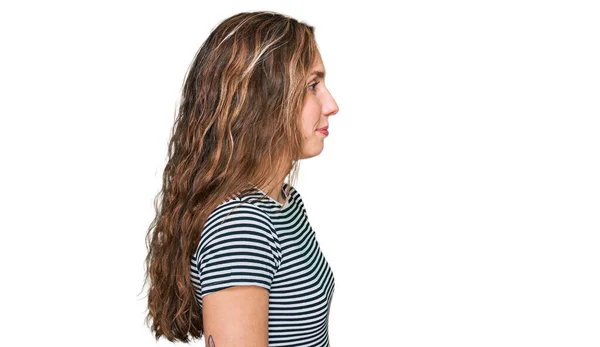 Mujer Rubia Joven Que Usa Ropa Casual Mirando Hacia Lado —  Fotos de Stock