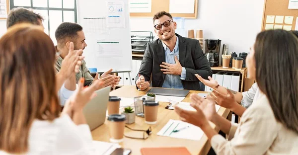 Grupa Pracowników Biznesowych Uśmiechających Się Klaskających Partnera Biurze — Zdjęcie stockowe