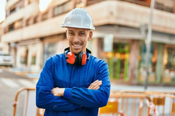 Ung Kaukasisk Arbetare Ler Glad Bär Uniform Staden — Stockfoto