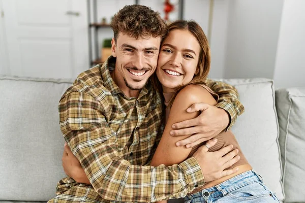 Jong Hispanic Paar Glimlachen Gelukkig Knuffelen Zitten Bank Thuis — Stockfoto