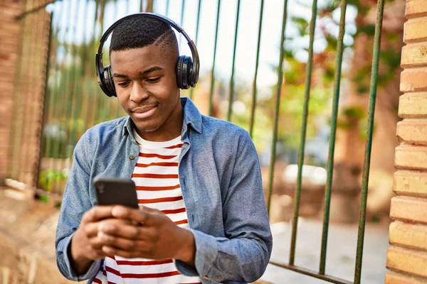 Fiatal Afro Amerikai Férfi Okostelefonnal Fejhallgatóval Városban — Stock Fotó