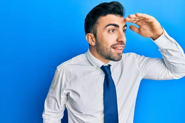 Giovane Uomo Ispanico Indossa Abiti Lavoro Molto Felice Sorridente Guardando — Foto Stock