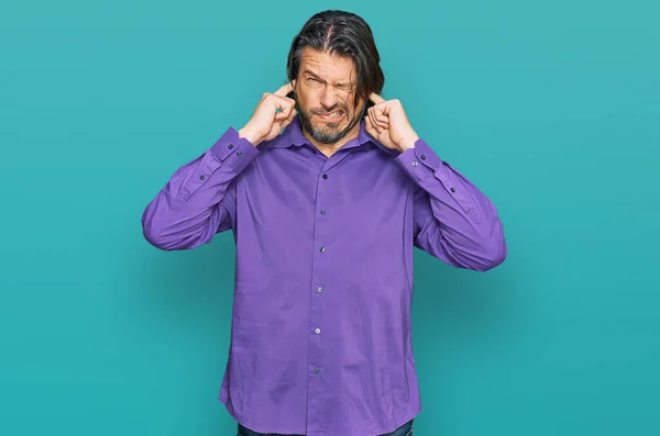 Przystojny Mężczyzna Średnim Wieku Ubrany Biznesową Koszulę Zakrywającą Uszy Palcami — Zdjęcie stockowe