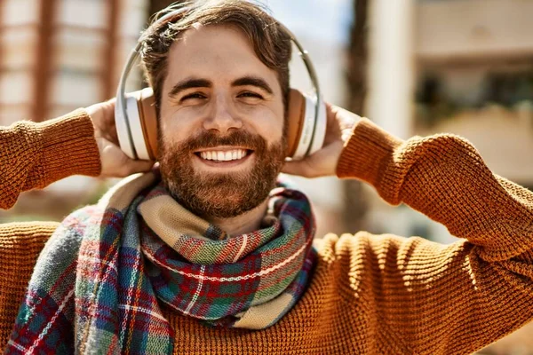 Νεαρός Καυκάσιος Άνδρας Γενειάδα Ακούγοντας Μουσική Φορώντας Ακουστικά Μια Ηλιόλουστη — Φωτογραφία Αρχείου
