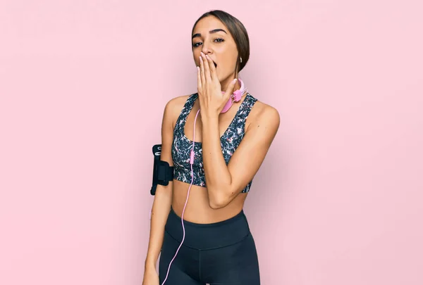 Beautiful Brunette Woman Wearing Gym Clothes Using Headphones Bored Yawning — 스톡 사진