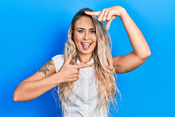 Beautiful Young Blonde Woman Doing Picture Frame Gesture Hands Sticking — Foto Stock