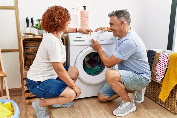 Homem Mulher Meia Idade Casal Sorrindo Confiante Girando Lavar Roupas — Fotografia de Stock