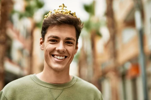 Genç Spanyol Gülümseyen Adam Şehirde Altın Kral Tacı Taktığı Için — Stok fotoğraf