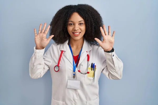 Junge Afrikanisch Amerikanische Frau Arztuniform Und Stethoskop Zeigt Und Zeigt — Stockfoto