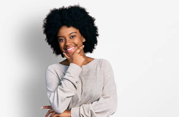 Jonge Afro Amerikaanse Vrouw Met Casual Kleding Die Zelfverzekerd Kijkt — Stockfoto