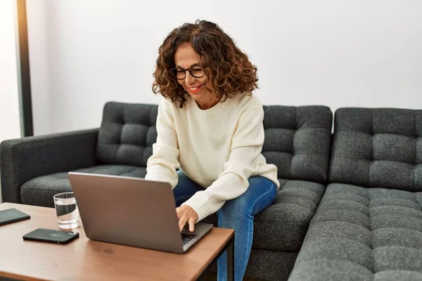 Hispanische Frau Mittleren Alters Lächelt Selbstbewusst Mit Laptop Hause — Stockfoto