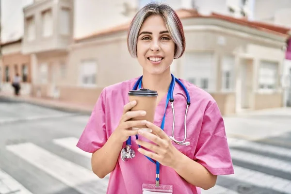 Young Caucasian Doctor Woman Smiling Happy Drinking Coffee City — 图库照片