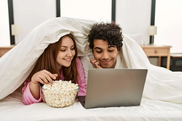 Genç Çift Yatak Odasındaki Yatakta Film Seyrediyor — Stok fotoğraf