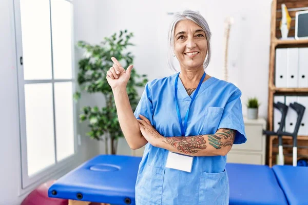 Middle Age Grey Haired Woman Wearing Physiotherapist Uniform Medical Clinic — Stockfoto