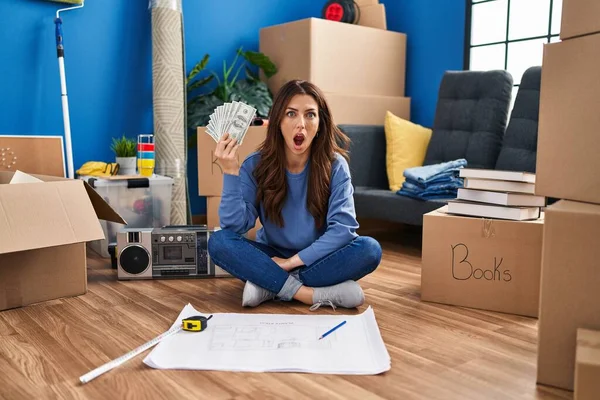 Young Brunette Woman Sitting Floor New Home Holding Money Scared — Stockfoto