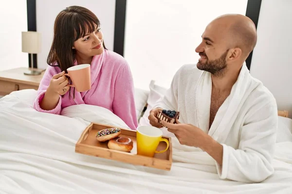 Jovem Casal Hispânico Tomando Café Manhã Sentado Cama Quarto — Fotografia de Stock