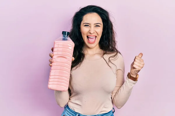 Ung Latinamerikansk Kvinna Håller Rengöringsmedel Flaska Pekar Tumme Upp Till — Stockfoto