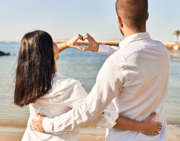 Uomo Donna Coppia Sulla Vista Posteriore Facendo Simbolo Del Cuore — Foto Stock