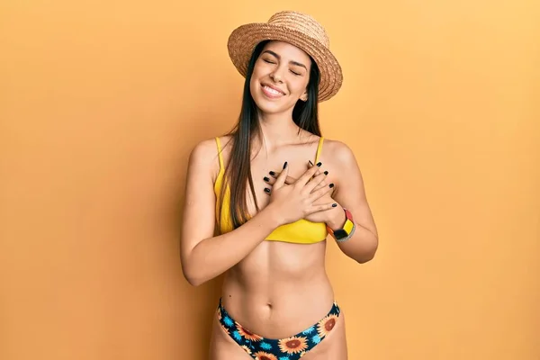 Young Hispanic Woman Wearing Bikini Summer Hat Smiling Hands Chest — Fotografia de Stock