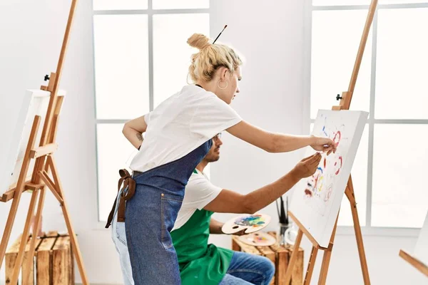 Pintar Professor Mulher Ensinando Estudante Homem Estúdio Arte — Fotografia de Stock