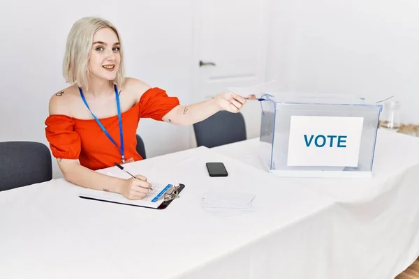 Młoda Biała Kobieta Uśmiecha Się Pewnie Głosując Kolegium Wyborczym — Zdjęcie stockowe