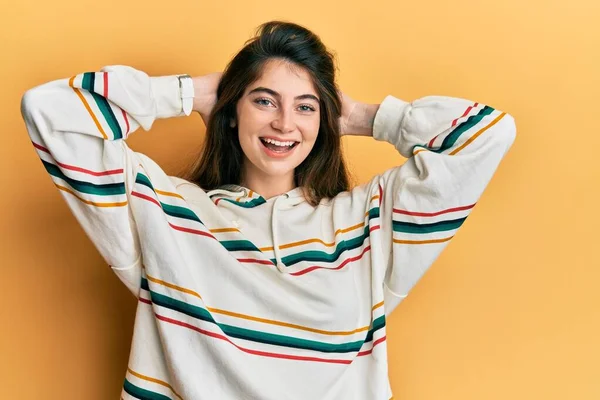 Mujer Caucásica Joven Con Ropa Casual Relajante Estiramiento Brazos Manos — Foto de Stock