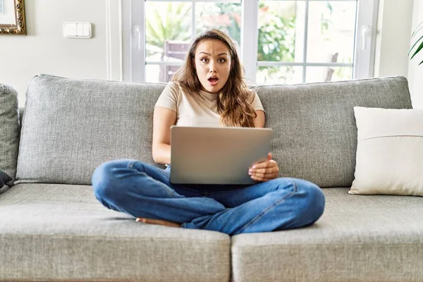 Vacker Ung Brunett Kvinna Sitter Soffan Med Hjälp Datorn Laptop — Stockfoto