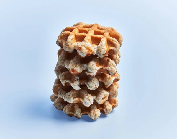 Ein Bündel Leckerer Waffeln Vor Blauem Hintergrund — Stockfoto