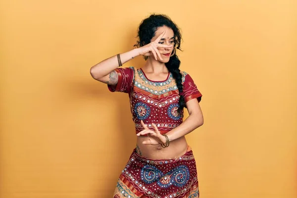 穿着传统肚皮舞服装的印度年轻女子 用身体和手跳异国情调的东方舞 — 图库照片