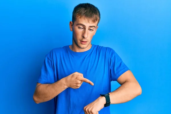 Young Caucasian Man Wearing Casual Blue Shirt Hurry Pointing Watch — Foto Stock