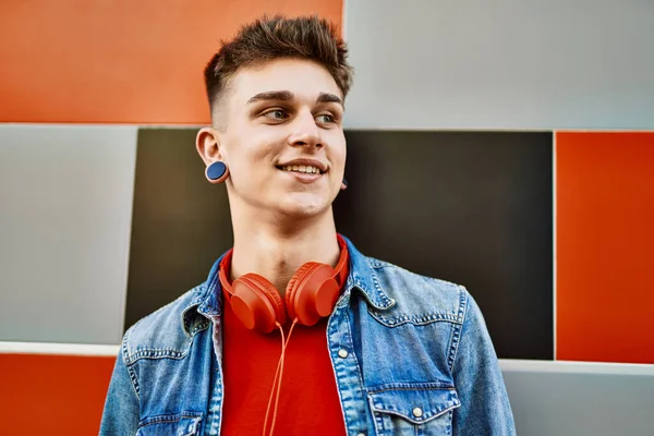 Junger Kaukasier Lächelt Die Wand Gelehnt — Stockfoto