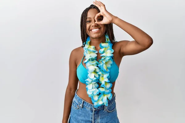 Young African American Woman Braids Wearing Bikini Hawaiian Lei Doing — Zdjęcie stockowe