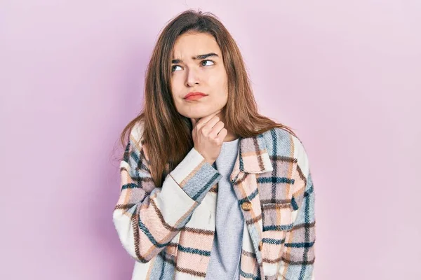 Junge Kaukasische Mädchen Lässiger Kleidung Berühren Schmerzhaften Hals Halsschmerzen Für — Stockfoto