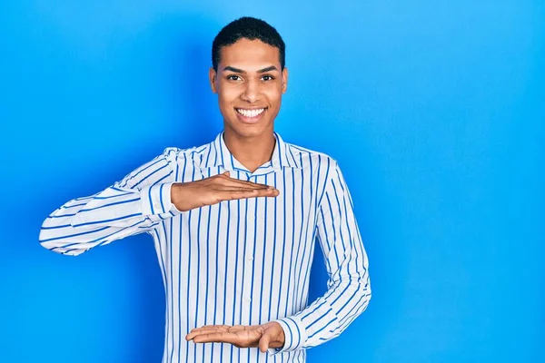 Young African American Guy Wearing Casual Clothes Gesturing Hands Showing — Stok fotoğraf