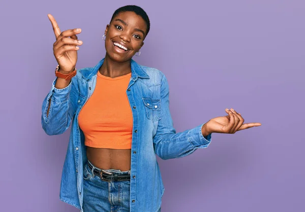 Νεαρή Αφροαμερικανή Γυναίκα Που Φοράει Καθημερινά Ρούχα Χαμογελώντας Αυτοπεποίθηση Δείχνοντας — Φωτογραφία Αρχείου